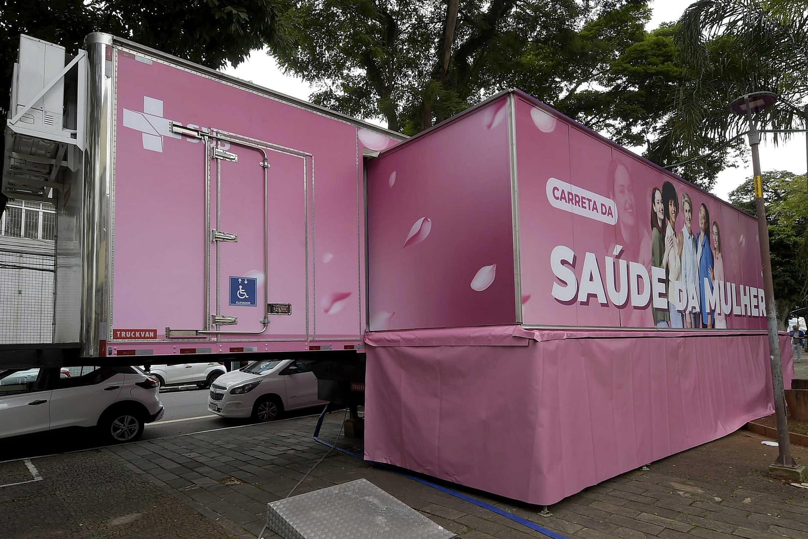 Carreta da Saúde da Mulher está na praça Getúlio Vargas com atendimento diário e exames por agendamento
