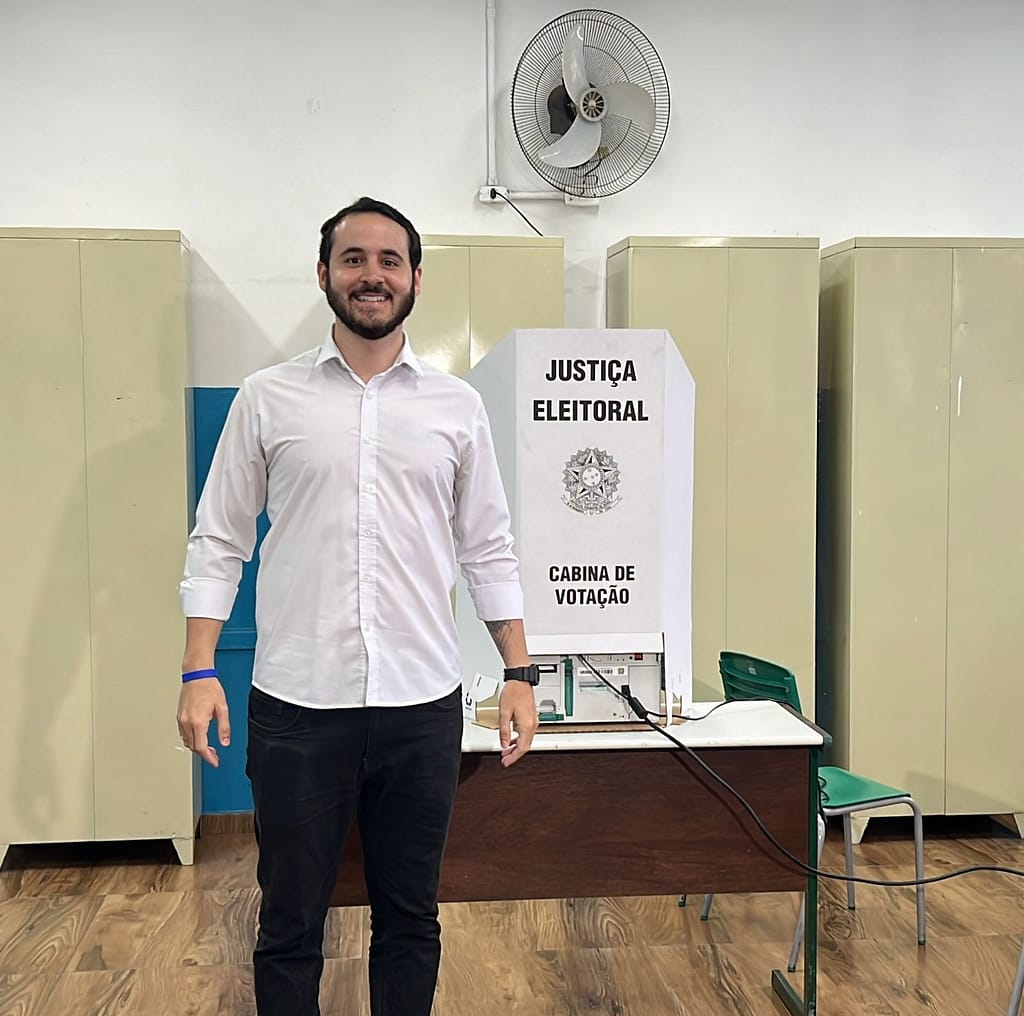 Lucas Sanches vota ao lado da noiva