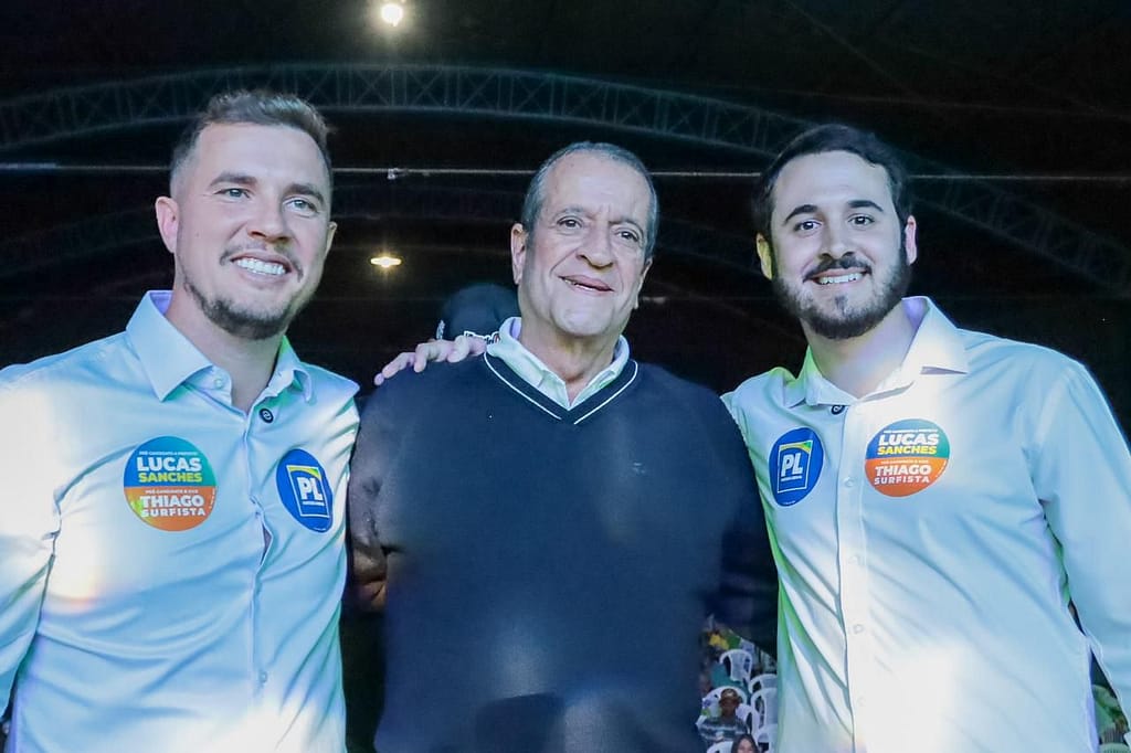 Multidão de 3 Mil Pessoas Aclama Chapa Sanches e Thiago Surfista (NOVO)