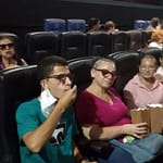 Prefeitura leva pessoas com deficiência para sessão gratuita de cinema em São Paulo