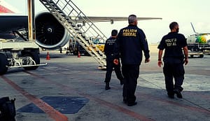 Passageira tenta embarcar para a África do Sul com droga escondida no corpo.