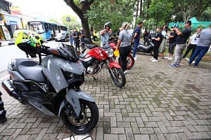 Blitz educativa sobre segurança viária aborda mais de 500 pessoas na praça Oito de Dezembro