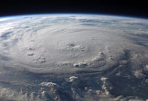O Furacão Beryl, agora uma perigosa tempestade de categoria 4, ameaça as Ilhas de Barlavento no Caribe com ventos devastadores, chuvas torrenciais e inundações. Saiba como a região se prepara para o impacto.