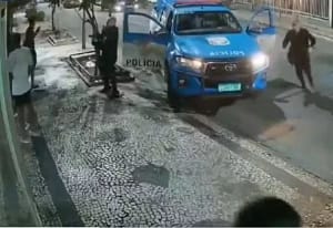 PMs Apontam Armas para Filhos de Diplomatas Negros em Ipanema: Abordagem Policial Gera Polêmica