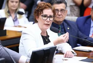 "TRE-SP cassa mandato de Carla Zambelli por 5 votos a 2: Entenda o caso de abuso de poder político e inelegibilidade por 8 anos"
