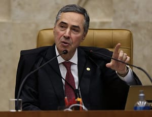 A medida, tomada nesta segunda-feira (9), visa aumentar a transparência nas ações policiais e reduzir casos de violência.