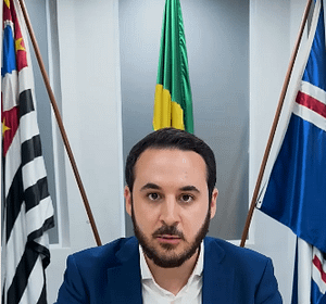"Prefeito Lucas Sanches: Uso de uniforme da Droga Raia não viola princípios constitucionais, diz análise jurídica"