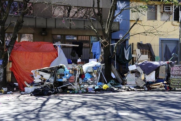 Crise Habitacional: Mais de 160 mil brasileiros vivem em moradias improvisadas