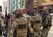 Imagem de guardas-civis metropolitanos em uniforme, realizando patrulhamento na região da Cracolândia.