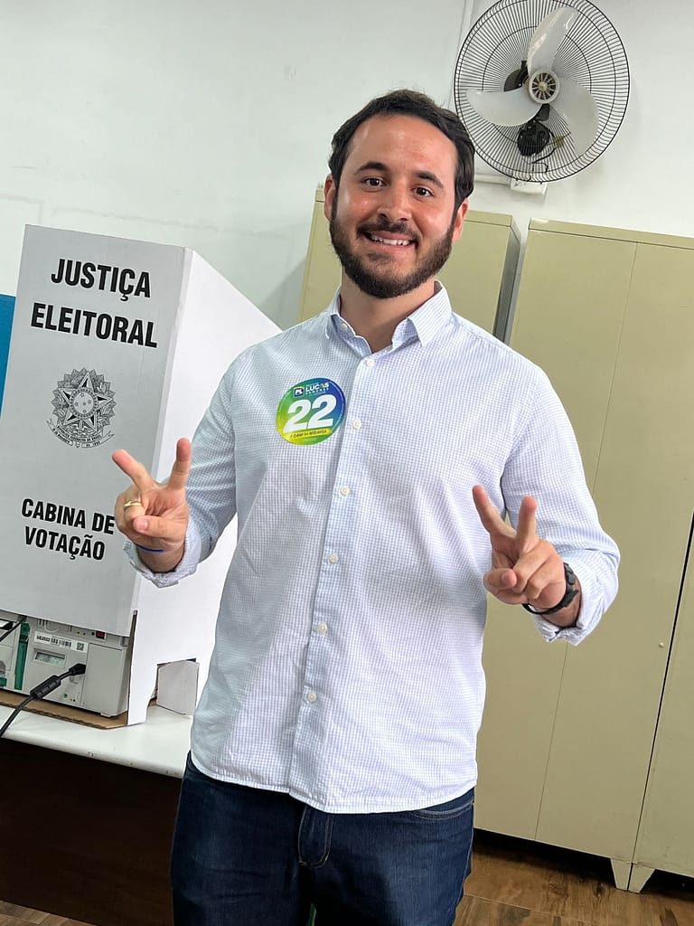 Lucas Sanches vota ao lado da noiva e dos pais e se diz confiante para o segundo turno: “a cidade quer mudança”